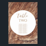 Numéro De Table Noms des invités Mariages en bois rustique<br><div class="desc">Ce design est orné d'un arrière - plan en bois rustique. L'arrière - plan en bois brun simple est complété par le texte blanc et l'élément central moderne et propre qui encercle le titre. Les tons marrons du grain de bois créent une atmosphère rustique de jardin boisé de campagne. Numéro...</div>