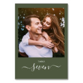 Numéro De Table Olive Green Minimalist Élégant Script Photo (Par défaut)