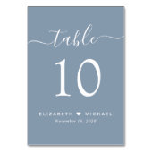 Numéro De Table Réception de mariage Chic Script Bleu Poussiéreux (Par défaut)