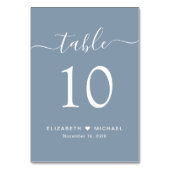 Numéro De Table Réception de mariage Chic Script Bleu Poussiéreux (Par défaut)