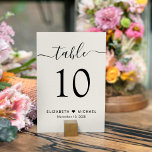 Numéro De Table Réception De Mariage De Crème Chic Script<br><div class="desc">Chic crème de mariage marque de réception numéro de table avec "table" dans un script de calligraphie avec des swashes, le numéro de table dans élégante typographie serif, vos prénoms unis par un coeur et votre date de réception. Créez chaque numéro de table et ajoutez un à la fois à...</div>