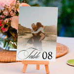 Numéro De Table Recouvert blanc chic calligraphie mariage photo<br><div class="desc">Simple calligraphie noir blanc romantique mariage superposition de table,  avec une photo de couverture blanche.</div>