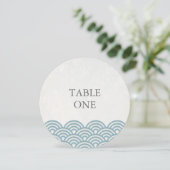 Numéro de table rond avec vagues stylisées Seigha (Debout devant)