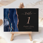 Numéro De Table Rose bleu marine Gold Agate Mariage foncé<br><div class="desc">Le bord gauche de cette élégante carte de numéro de table mariage moderne comporte une bordure marine bleue aquarelle ornée d'une parties scintillant en or rose faux. Le texte personnalisable combine écriture rose rose,  italique et cuivre sur un arrière - plan non noir.</div>
