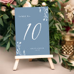 Numéro De Table Rustique Elégant Dusty Fleurs sauvages Boho Mariag<br><div class="desc">Ce design élégant et rustique de numéro de table de mariage est doté d'un bel arrière - plan bleu poussiéreux avec des fleurs sauvages dessinés à la main et une élégante typographie en blanc. Le design est le même de part et d'autre. Consultez notre collection de Fleurs sauvages rustiques pour...</div>