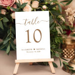 Numéro De Table Script Chic Réception de mariage Gold Script<br><div class="desc">Chic numéro de table de réception de mariage avec "table" dans un script de calligraphie or élégant avec des swashes, le numéro de table en élégante typographie serif or, vos prénoms unis par un coeur et votre date de réception. Créez chaque signe de numéro de table et ajoutez-le au panier...</div>