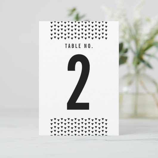 NUMÉRO DE TABLE SIMPLE motif triangle moderne noir (Debout devant)