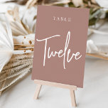 Numéro De Table Table à main en terre cuite DOUZE<br><div class="desc">Cartes numériques simples et chic dans le ton de terre Terracotta et blanc font une déclaration élégante à votre mariage ou événement. Le design comporte "table [nombre]" dans un mélange de sérigraphie classique et de lettres manuscrites. Le design se répète de part et d'autre. Cartes numérotées individuellement vendues séparément; commandez...</div>