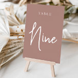 Numéro De Table Table à main en terre cuite NEUF<br><div class="desc">Cartes numériques simples et chic dans le ton de terre Terracotta et blanc font une déclaration élégante à votre mariage ou événement. Le design comporte "table [nombre]" dans un mélange de sérigraphie classique et de lettres manuscrites. Le design se répète de part et d'autre. Cartes numérotées individuellement vendues séparément; commandez...</div>