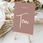 Numéro De Table Tableau à main en terre cuite TEN<br><div class="desc">Cartes numériques simples et chic dans le ton de terre Terracotta et blanc font une déclaration élégante à votre mariage ou événement. Le design comporte "table [nombre]" dans un mélange de sérigraphie classique et de lettres manuscrites. Le design se répète de part et d'autre. Cartes numérotées individuellement vendues séparément; commandez...</div>