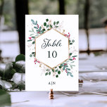 Numéro De Table Vert doré sur blanc | Mariage de Noël<br><div class="desc">Ces somptueux numéros de table de mariage de vacances sont dotés d'un cadre géométrique en faux or avec des feuilles dorés assortis,  de la verdure de Noël et des baies rouges sur un arrière - plan blanc immaculé. Parfait pour votre mariage d'hiver élégant.</div>