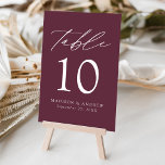 Numéro De Table Vin Moderne Mariage Élégance<br><div class="desc">Cartes de numéro de table mariage tendance et minimaliste avec lettrage moderne blanc avec "Table" dans un script de calligraphie moderne. Le design est composé d'un vin violet arrière - plan ou de la couleur de votre choix. Le dessin se répète à l'arrière. Pour commander les cartes de table :...</div>