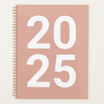 Numéro de typographie moderne rose pâle de l'année<br><div class="desc">Minimaliste rose et blanc poussiéreux de la typographie moderne numéros année personnalisée Planner. Texte blanc personnalisé,  chiffres,  arrière - plan uni rose poussiéreux. Vous pouvez le personnaliser avec votre nom,  initiales,  monogramme,  année,  etc ou simplement supprimer le texte,  et laisser la couleur noire unie solide.</div>