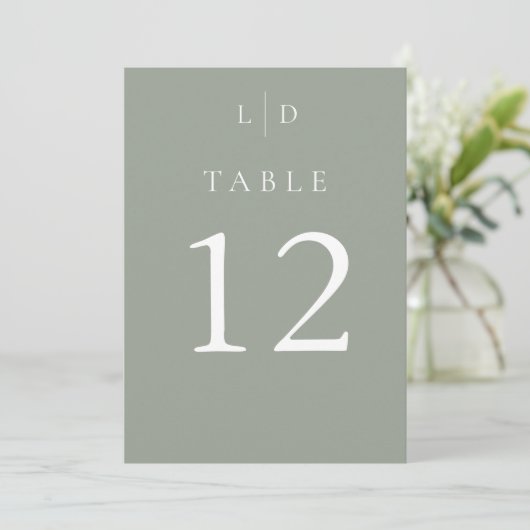 Numéros de table de mariage à monogramme chic vert (Debout devant)