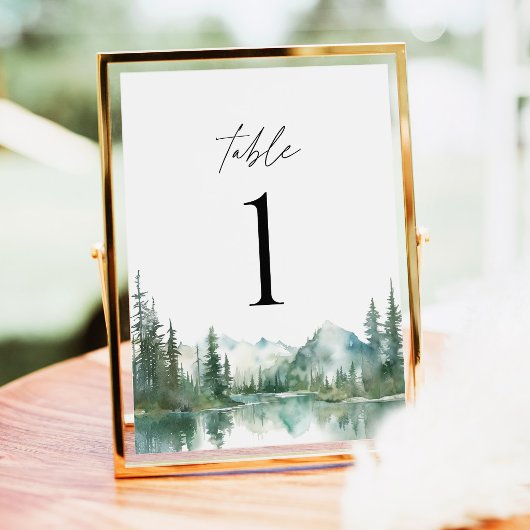 Numéros de table de mariage au bord d'un lac de mo