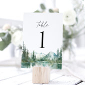 Numéros de table de mariage au bord d'un lac de mo