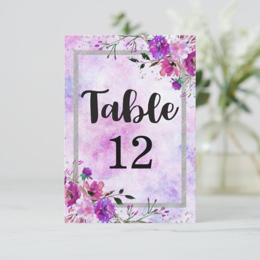Numéros de table de mariage avec fleurs violettes  (Debout devant)