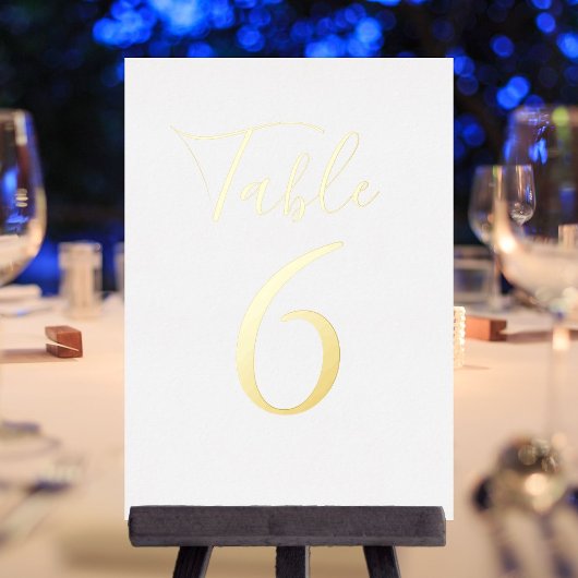 Numéros de table en écriture élégante avec feuille