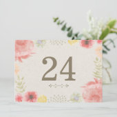 Numéros de table pour mariage d'été dans un pré (Debout devant)