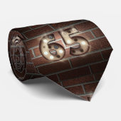 nummer 65 in selectiekader op baksteen stropdas (Opgerold)