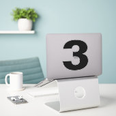 Nummer drie zwarte en witte sticker (Laptop op bureau)