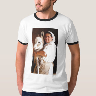 Nun houdt haar Donkey shirt vast
