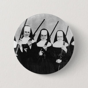 Nuns met Pistolen Ronde Button 5,7 Cm