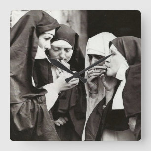 Nuns Roken  fotografie Vierkante Klok