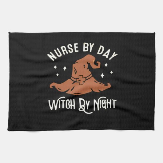 Nurse by Day Witch by Night beroemd gemaakt door F Theedoek (Horizontaal)
