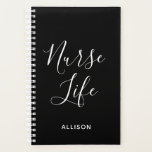 Nurse Life Black and White Stylish Personnalisé<br><div class="desc">Suivez votre horaire chargé avec style avec ce planificateur personnalisé de style Black et White Nurse Life. Il s'agit d'un design moderne avec le texte "infirmière life" en gros blanc tendance écriture lettrée centré sur l'avant du planificateur personnalisable noir. Le nom se trouve sur le devant inférieur. Cliquez sur l'option...</div>