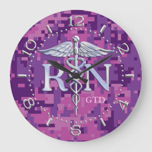 Nurse RN Caduceus Monogram Dialstijl op Roze Camo Grote Klok
