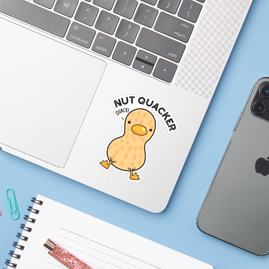 Nut Quacker Grappige Pindakaas Sticker (Laptop met iPhone)