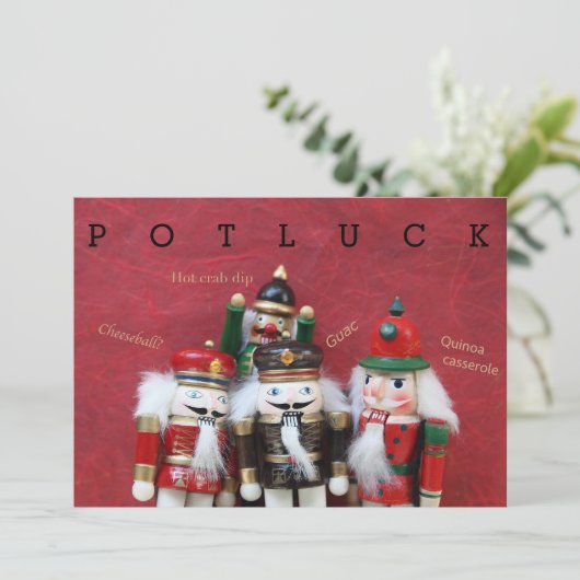 Nutcrackers groep op rode potluck kaart (Staand voorkant)
