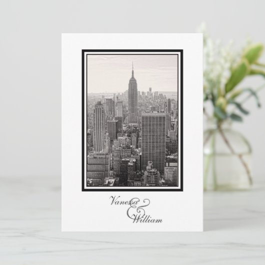 NY City Skyline ESB BW bruiloft uitnodigen Kaart (Staand voorkant)