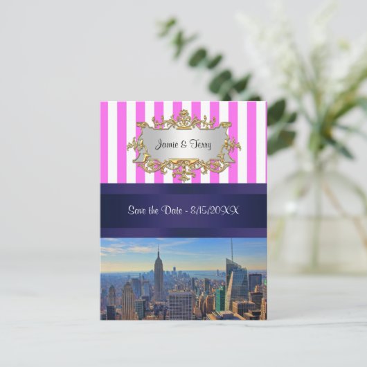 NYC Skyline B2 Roze Witte Stripe sparen de Datum Aankondigingskaart (Staand voorkant)