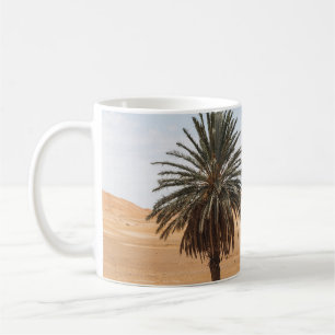 Oase van de woestijn: Sahara Palms Landschap. Koffiemok