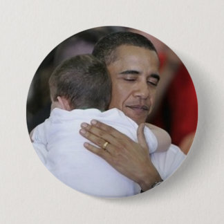 Obama knuffelt een kind ronde button 7,6 cm