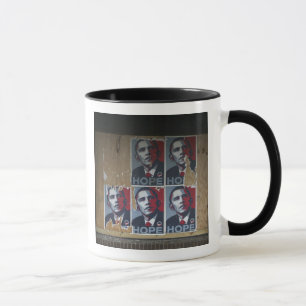 Obama signeert achter een dichtgesplinterd raam va mok