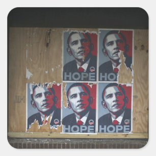 Obama signeert in een dichtgesplinterd raam van ee vierkante sticker