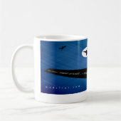 Objets de vol de grippage avec la tasse de café de (Gauche)