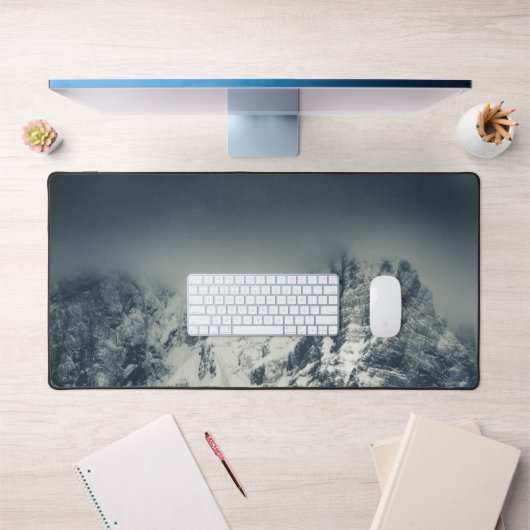 Obscurité et nuages recouvrant la montagne (Bureau 1)