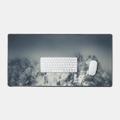 Obscurité et nuages recouvrant la montagne (Clavier et souris)