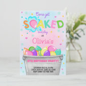 Obtenez des ballons d'eau trempés fille invitation (Debout devant)