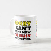 Occupé Introververting Funny Mug ou Travel Mug (Devant gauche)