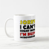Occupé Introververting Funny Mug ou Travel Mug (Gauche)