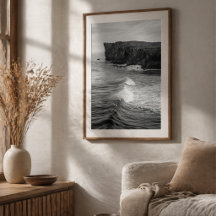 Oceaan golven slaan tegen rotsachtige kustkliffen