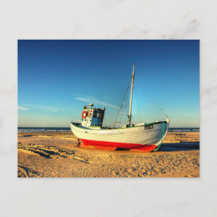 Oceaanboot op het zandstrand briefkaart