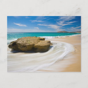 Oceaangetij kolkt op het strand briefkaart