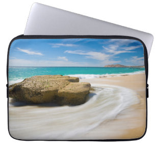 Oceaangetij kolkt op het strand laptop sleeve