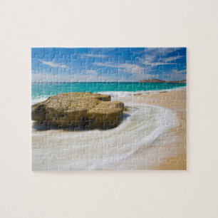 Oceaangetij kolkt op het strand legpuzzel